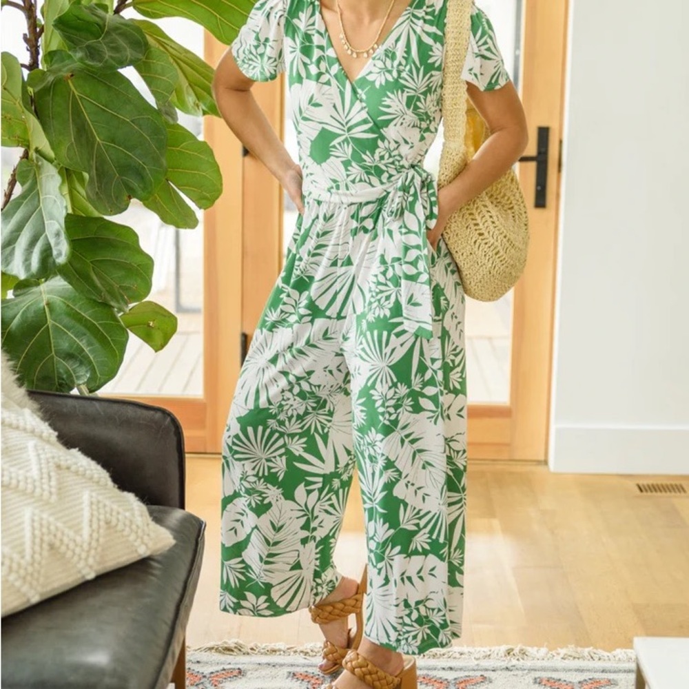 NWT Gilli L Tropical Silhouettes White Green Botanical Jumpsuit Faux Wrap Waist